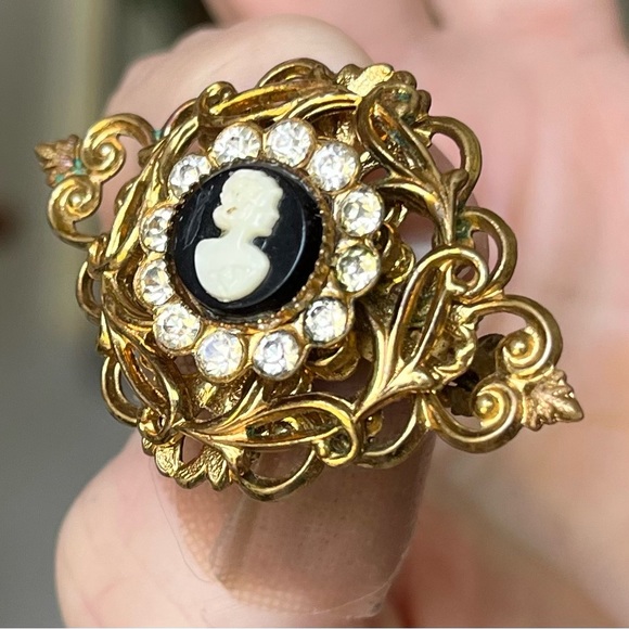 Vintage Coro brooch cameo rhinestones - Picture 5 of 10